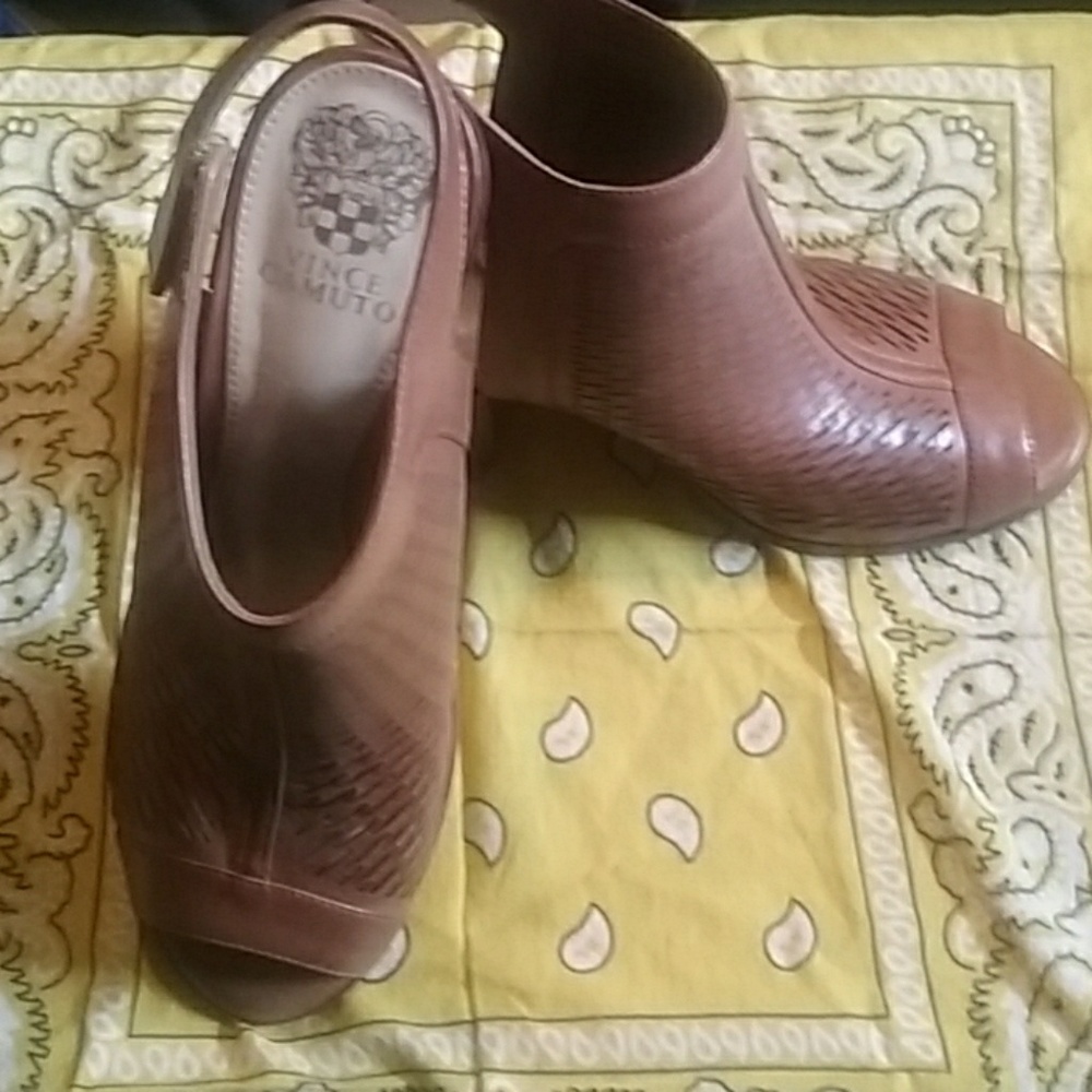 Vince Camino size 9.5 open toed brown heeled shoes